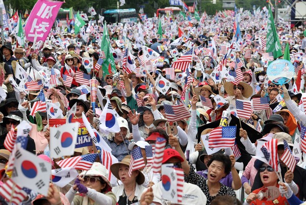 광복절인 15일 오후 자유통일당이 서울 종로구 동화면세점 인근에서 연 '8·15 국민혁명대회'에서 참가자들이 태극기를 흔들고 있다. 2024.8.15. 연합뉴스