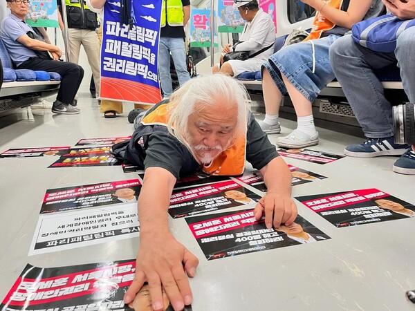 지하철 바닥을 기는 '포체투지'를 하면서 호소하는 박경석 대표 / 출처 - 전장연 페이스북 