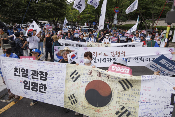 제79주년 광복절인 15일 항일독립선열 선양단체 연합(항단연)이 15일 서울 용산구 효창공원 내 삼의사 묘역에서 개최한 광복절 기념식을 마친 참석자들이 독립기념관장 임명 철회 등을 요구하며 행진을 하고 있다. 2024. 08.15 연합뉴스