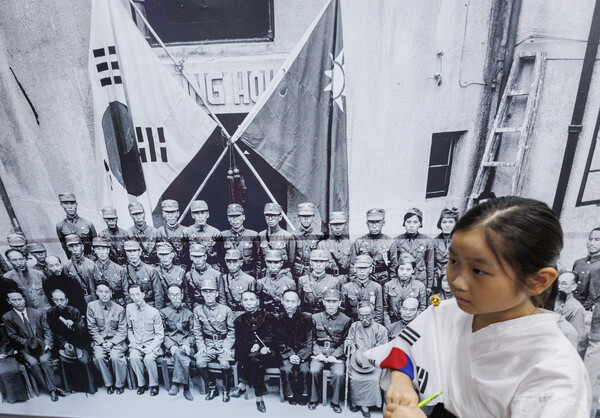 제79주년 광복절을 맞이해 15일 오전 서울 서대문구 국립 대한민국임시정부 기념관에서 열린 '광복 파티' 행사에 참여한 어린이들이 임시정부 요인과 광복군의 사진 앞에서 임정 요인 맞추기 과제를 하고 있다. 2024. 08.15 연합뉴스