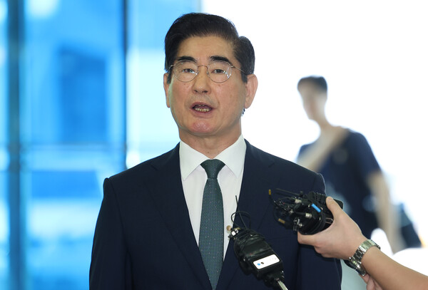 김용현 국방부장관 후보자가 16일 오전 서울 용산구 육군회관에 마련된 인사청문회 준비 사무실로 출근하며 취재진의 질문에 답하고 있다. 2024.8.16. 연합뉴스