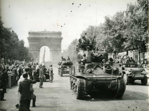 파리 시민들의 환영을 받으며 개선문을 지나 샹젤리제 거리에 입성하는 연합군 부대. 
