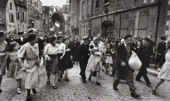 독일인 남성과 사귀어 아이를 낳은 프랑스 여인이 머리카락을 강제로 깎인 채 거리에서 조롱당하고 있다.