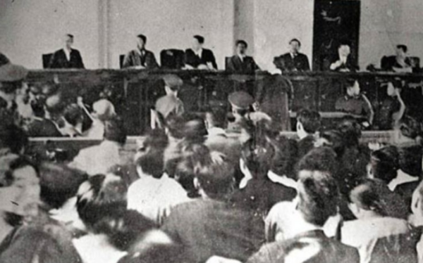 반민족행위특별재판부의 공판 광경. 악질이나 이름난 친일파의 재판이 열릴 때는 방청객이 넘쳐나 법정 밖 복도에서도 지켜봤다고 한다.  