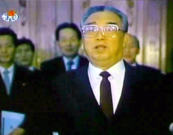 북한 조선중앙TV가 김일성 생일(4월 15일)을 기념해 방영한 다큐멘터리. 김일성 주석이 '사향가'를 부르는 장면이다. 2005.4.15. [조선중앙TV 촬영] 연합뉴스 