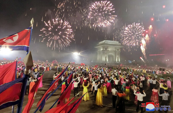 북한 청년학생들이 15일 평양 개선문광장에서 불꽃놀이를 보며 야회를 열고 있다. 북한은 광복절을 '8.15'나 '조국해방기념일'이라고 부른다. 2024.8.16. [조선중앙통신] 연합뉴스 