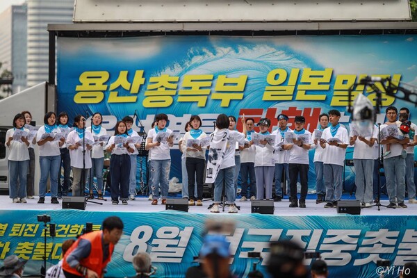 17일 오후 서울 시청역~숭례문 대로에서 열린 103차 촛불대행진(8월 전국집중촛불)에서 촛불합창단이 노래를 부르고 있다. 2024.8.17. 이호 작가