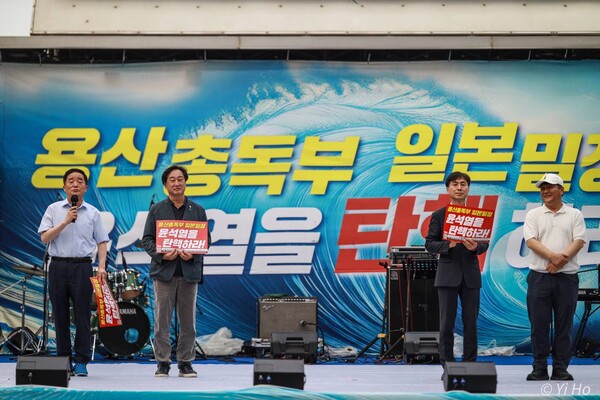 17일 오후 서울 시청역~숭례문 대로에서 열린 103차 촛불대행진(8월 전국집중촛불)에 참가한 '촛불행동과 함께하는 국회의원 모임' 소속 국회의원들. 왼쪽부터 민주당 강득구, 김준혁 의원, 사회민주당 한창민 당 대표, 민주당 양문석 의원. 2024.8.17. 이호 작가