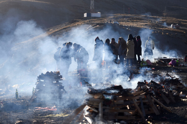 생태와 신비주의가 자연 속에서 공존하는 볼리비아의 '어머니 지구의 날'인 8월 1일, 수도 라파스 근처 라 쿰브레에서 사람들이 지구와 다산의 여신인 파차마마를 기리는 의식을 진행하고 있다. 2024.8.1. 로이터 연합뉴스