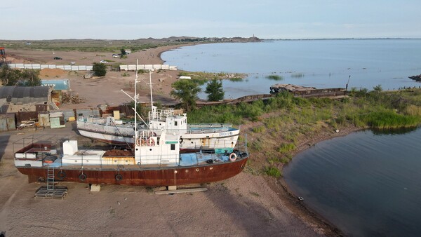 지난 6월 18일, 카자흐스탄의 발하시 호수. 수자원 고갈로 물이 줄어들면서 땅 위에 올라앉은 배들. 오염과 기후 변화로 위기에 처한 중앙 아시아에서 두 번째로 큰 호수 기슭에 있는 카자흐스탄 최대의 구리 생산지인 카자흐미 주변의 발하시 마을. 과도한 착취, 오염, 기후 변화가 이 마을의 존재를 위협하고 있다. 아랄해는 이미 거의 사라졌고, 카스피해와 이식쿨 호수의 상황도 경각심을 불러일으키고 있다. 옥스포드 대학 과학자들이 저널 '워터'(Water)에 발표한 2021년 연구에 따르면, 호수의 감소는 중국이 농업, 특히 면화 재배에 호수로 흘러들어가는 일리 강 물을 과도하게 사용한 결과다. 2024.6.18. AFP 연합뉴스