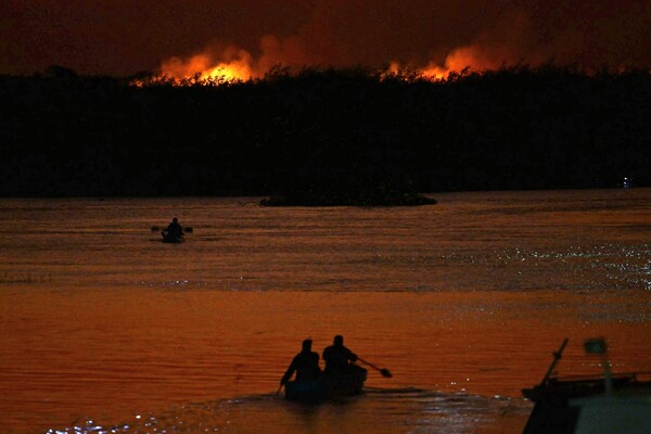 지난 6월 25일 브라질 마투그로수두술주 파라과이 강 유역에 있는 코룸바 시의 항구 인근 시골 지역에서 발생한 화재. 국제 기구감시기구인 WWW(World Weather Attribution)가 지난 8월 8일에 발표한 과학 보고서에 따르면, 지난해 6월 브라질 판타날에서 발생한 파괴적인 화재를 유발한 것은 기후 변화로 악화된 기상조건일 가능성이 크다.2024.6.25.AFP 연합뉴스