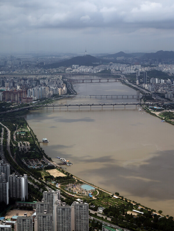 장마가 주춤한 25일 송파구 롯데월드타워 전망대 서울스카이에서 바라본 한강이 황톳빛이다. 2024.7.25. 연합뉴스