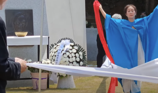 17일 열린 '장준하 선생 49주기 추모식'에서 춤꾼 무나미 씨가 진혼무를 추고 있다. 왼쪽에 장준하 선생의 얼굴이 부조돼 있는 것이 보인다. 2024.8.17