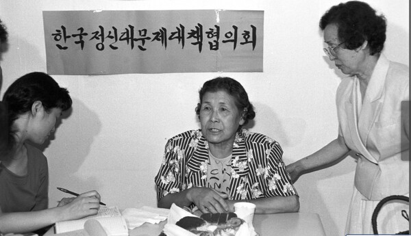 일본의 '위안부' 범죄사실에 대해 공개 증언하는 피해자 김학순 학머니.