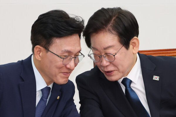 더불어민주당 이재명 대표가 19일 오전 국회에서 열린 최고위원회의에서 김민석 최고위원과 대화하고 있다. 2024.8.19. 연합뉴스