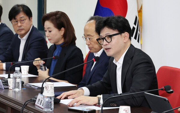 국민의힘 한동훈 대표(오른쪽)가 19일 오전 서울 여의도 당사에서 열린 최고위원회의에서 발언하고 있다. 2024.8.19. 연합뉴스