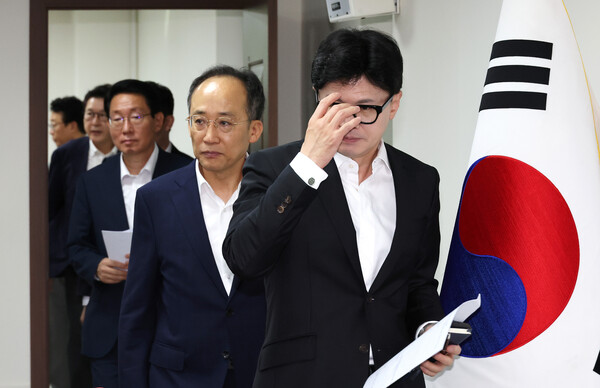 국민의힘 한동훈 대표(오른쪽)와 추경호 원내대표가 19일 오전 서울 여의도 당사에서 열린 최고위원회의에 입장하고 있다. 2024.8.19. 연합뉴스