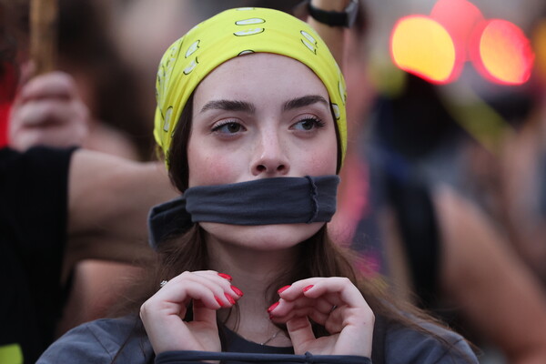19일 이스라엘 텔아비브의 한 호텔에서 토니 블링컨 미국 국무장관이 하마스에 억류된 이스라엘 인질 가족들을 만나는 가운데 한 여성이 검은 띠로 입을 가린 채 가자 전쟁 중단과 인질 협상 타결을 촉구하는 시위에 참여하고 있다. 2024. 08. 19 [EPA=연합뉴스]