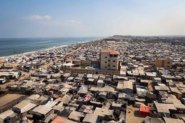 가자 지구 중부의 데이르 알발라에 이스라엘의 군사 공격으로 강제로 내쫓긴 팔레스타인 난민을 위해 조성된 이동식 텐트촌.  2024. 08. 19 [AFP=연합뉴스]