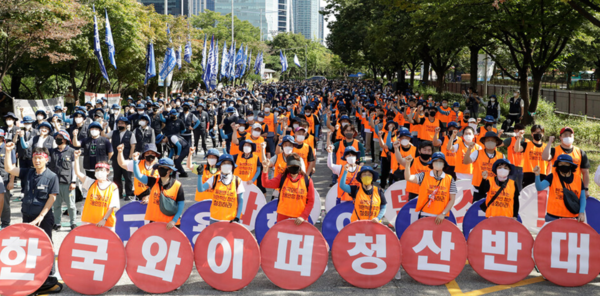 2022년 8월 서울 여의도 국회 앞에서 금속노조 경기지부 한국와이퍼 노조원들이 일본계 자본 덴소의 기업청산을 반대하고 규탄하는 집회를 열고 있다. 금속노조 한국와이퍼 분회 제공. 