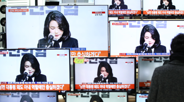 지난 2021년 12월 26일 오후 서울 용산구 용산전자상가에서 한 시민이 국민의힘 윤석열 대선 후보의 배우자 김건희 코바나컨텐츠 대표의 허위이력 의혹과 관련한 대국민 사과 기자회견 뉴스를 시청하고 있다. 연합뉴스 