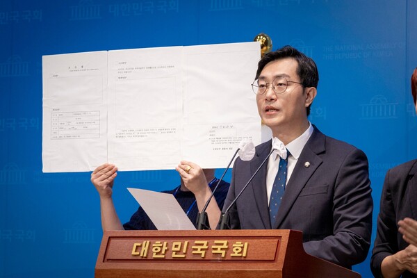 더불어민주당 장경태 의원이 20일 국회 소통관에서 제보공작 의혹에 대해 수사를 받겠다며 국민의힘 한동훈 대표에게 채 해병 특검법을 수용하라고 촉구하고 있따. 2024.8.20. 장경태의원실