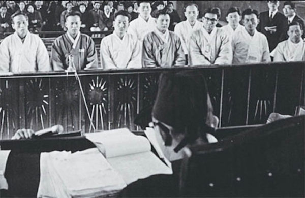 1964년 8월 중앙정보부가 ‘6·3 한일회담 반대 시위’의 배후세력으로 구속시킨 ‘1차 인혁당 사건’ 피고인들이 재판을 받고 있다. 재판부는 도예종·박현채(앞줄 맨 오른쪽과 둘째), 박중기(뒷줄 왼쪽 둘째) 등 12명에게 반공법 위반으로 실형을 선고했다. 정부기록사진집