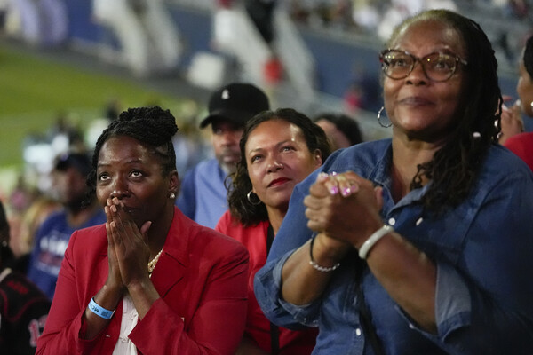 미국 민주당 전당대회가 열린 22일 일리노이주 시카고의 대회장에 들어가지 못한 주민들이 솔져필드에 설치된 대형 스크린을 통해 카멀라 해리스 부통령의 연설을 듣고 있다. 사진기자는 흑인과 아시아계 이민자의 표정을 찍었다. 2024.8.22. AP 연합뉴스 
