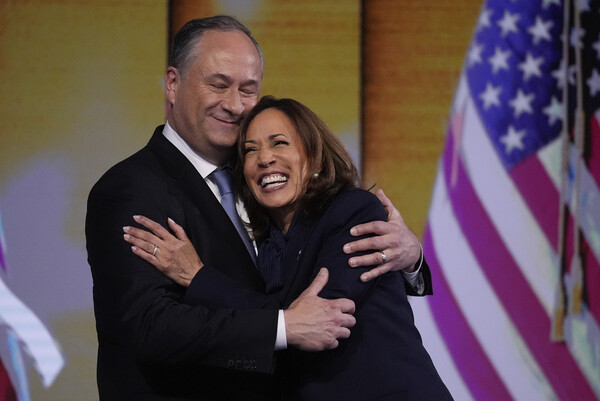 카멀라 해리스 미국 민주당 대선후보가 22일 일리노이주 시카고의 전당대회장에서 후보 수락을 한 뒤 남편 더그 엠호프와 연단에서 포옹을 하고 있다. 2024.8.22. AP 연합뉴스 