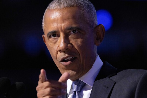 버락 오바마 전 미국 대통령이 20일 일리노이주 시카고의 유나이티드 센터에서 열린 민주당 전당대회에서 카멀라 해리스 후보 지지연설을 하고 있다. 2024.8.20. EPA 연합뉴스 