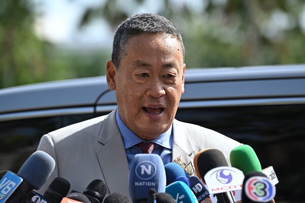 세타 타위신 태국 총리가 14일 방콕 정부 청사에 도착해 취재진의 질문에 답하고 있다. 이날 태국 헌법재판소는 세타 총리의 부패 인사 장관 임명 의혹에 대해 위헌 여부를 결정하는데, 헌재가 위헌으로 판단하면 세타 총리는 해임된다. 2024.08.14. AFP 연합뉴스