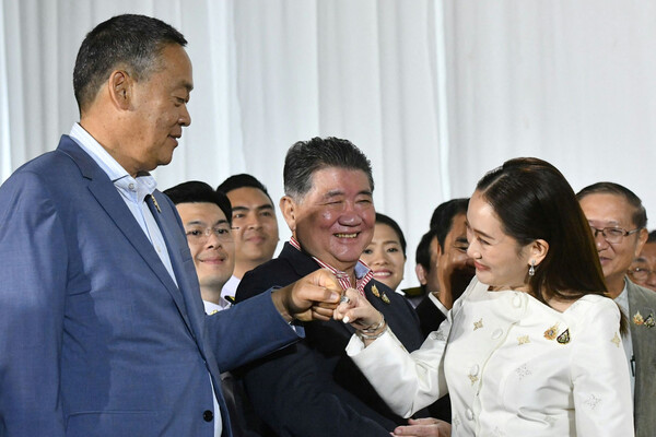 태국 패통탄 친나왓 신임 총리가 방콕에서 열린 왕실의 추인식에 이어 집권 프아 타이당 본부에서 기자 회견을 한 뒤 세타 타위신 전 총리와 주먹 인사를 나누고 있다.2024.8.18. 로이터 연합뉴스