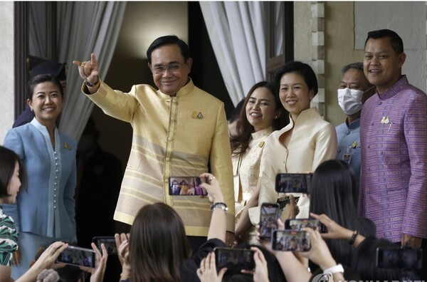 군부 실세였던 쁘라윳 짠오찬. 지난해 9월 1일, 쿠데타로 집권한 지 9년 만에 총리직을 물러난 날의 마지막 출근 모습.  2023.9.1. EPA 연합뉴스