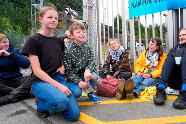 스웨덴 기후 운동가 그레타 툰베리(가운데)와 환경 단체 멸종반대(Extinction Rebellion) 운동가들이 24일 노르웨이 티즈베르에서 노르웨이의 가스 처리 공장 카르스토에의 일부인 석유 터미널의 일부를 봉쇄하라며 시위를 벌이고 있다.2024.8.24. 로이터 연합뉴스