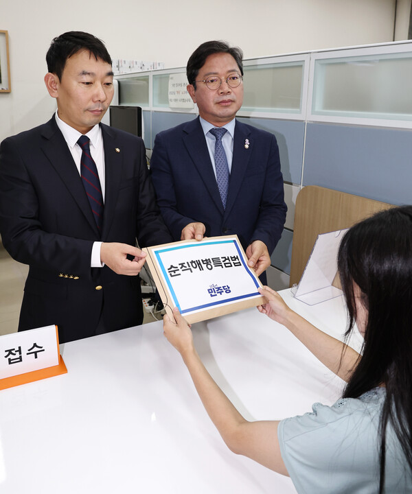 더불어민주당 김용민 원내정책수석부대표(왼쪽)와 김승원 국회 법제사법위원회 간사가 8일 오후 국회 의안과에 순직해병특검법안을 제출하고 있다. 2024.8.8. 연합뉴스