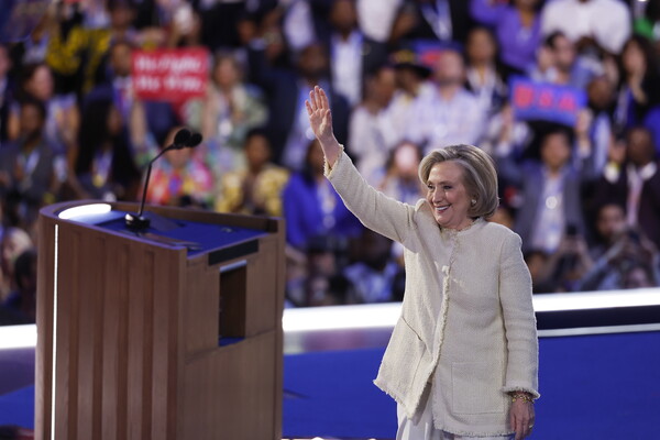 힐러리 클린턴 전 미국 국무장관이 지난 19일 일리노이주 시카고의 유나이티드 센터에서 열린 민주당 전당대회 첫날 카멀라 해리스 후보 지지 연설을 하기 위해 연단에 올라 청중의 환호에 답하고 있다. 2024.8.19. EPA 연합뉴스 
