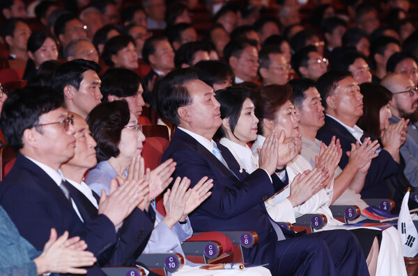  윤석열 대통령과 김건희 여사가 15일 서울 종로구 세종문화회관에서 열린 제79주년 광복절 경축식에서 공연을 감상하며 박수치고 있다. 2024. 08.15 [대통령실통신사진기자단] 연합뉴스