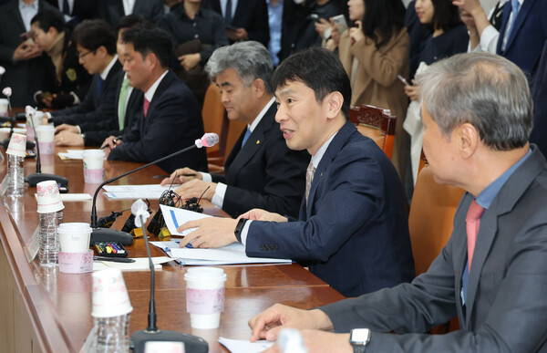 이복현 금융감독원장이 21일 서울 영등포구 주택건설회관에서 열린 '부동산PF 정상화 추진을 위한 금융권·건설업계 간담회'에서 모두발언을 하고 있다. 2024.3.21. 연합뉴스