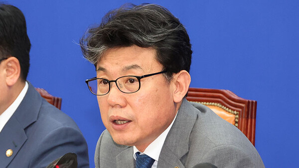 진성준 더불어민주당 정책위의장이 지난 8월11일 민주당 정책의원총회가 끝난 뒤 기자들과 만나 "금투세를 유예해서는 안된다"고 말했다. 연합뉴스 