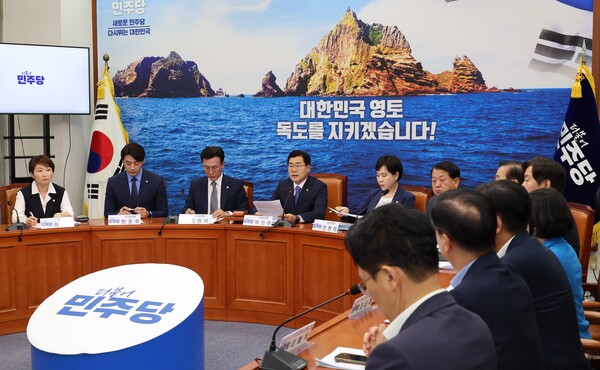  더불어민주당 박찬대 원내대표(왼쪽 네번째)가 26일 오전 서울 여의도 국회에서 열린 최고위원회의에서 발언하고 있다. 2024. 08.26 연합뉴스