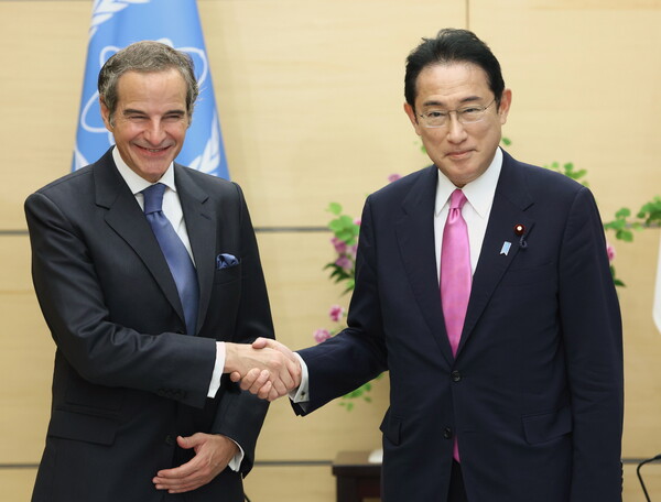 지난해 5월 IAEA 사무총장 만난 기시다 일본 총리. [EPA 연합뉴스 자료사진.]