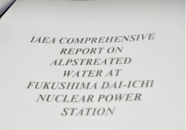 제보자가 자신의 제보가 사실임을 입증하기 위해 전송해온 후쿠시마 핵오염수에 관한 IAEA 최종보고서 표지 복사본.
