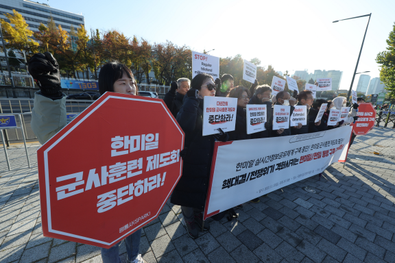 시민단체 '평화와통일을여는사람들(평통사)' 회원들이 2023년 11월 12일 오후 서울 용산구 국방부 앞에서 열린 한미일 국방장관 회담 규탄 평화행동에서 한미일 실시간 정보공유체계 구축 중단, 한미일 군사훈련 제도화 중단 등을 촉구하고 있다. 2023.11.12. 연합뉴스