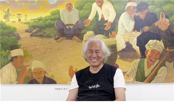 '의병전(義兵戰)展 : 일어서는 사람들' 개막 하루 전인 26일 박재동 갤러리에서 만난 박재동 화백. 배경 그림은 박 화백이 40년 만에 그린 유화 '의병들의 휴식'.  네번째달 사진.