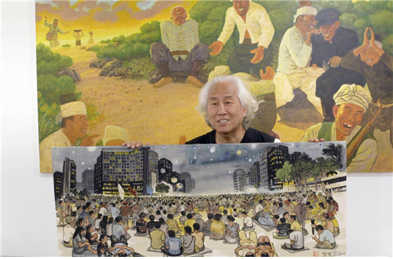 박재동 화백이 이희재 화백의 그림을 설명 중이다. 네번째달 사진. 