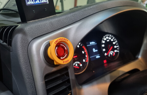  시범 차량에 장착된 긴급 정지버튼. 자료 : 파워프라자