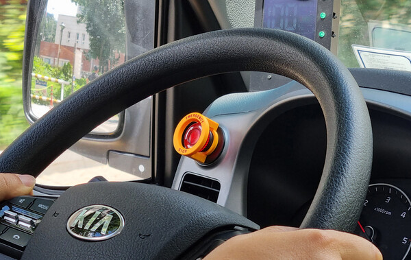  운전대 왼쪽 상단에 위치한 긴급 정지버튼. 자료 : 파워프라자