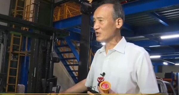 김성호 파워프라자 대표가 서울 금천구 가산동 대륭테크노타운에 위치한 자사 공장에서 긴급 정지버튼의 작동 원리를 설명하고 있다. 서울의 소리 유튜브 캡쳐