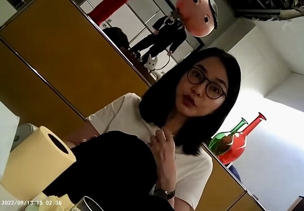 윤석열 대통령 부인 김건희 씨가 2022년 9월 13일 서울 서초동 아크로비스타 지하에 위치한 코바나컨텐츠 사무실에서 최재영 목사를 만나 크리스찬 디올 명품백을 받을 당시 모습이 담긴 동영상. 서울의 소리 유튜브 화면 갈무리