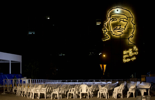 프란치스코 교황 방문 전날인 18일 밤(현지시각) 아바나 혁명광장 행사장에 의자가 가지런히 놓여 있다. 그 뒤로 '혁명 영웅' 체 게바라의 조형물이 보인다. 프란치스코 교황이 이 광장에서 미사를 집전할 때 수 천 명이 운집할 것으로 예상된다. 2015. 9. 19. AP 연합뉴스